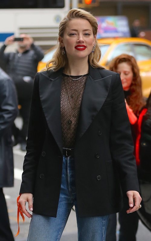 Amber Heard posa con un look elegante con vaqueros en Nueva York