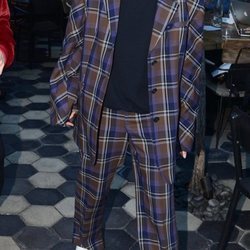 Hailey Baldwin pasea con un traje a cuadros en West Hollywood