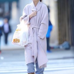 Katie Holmes pasea con un abrigo de paño en Nueva York