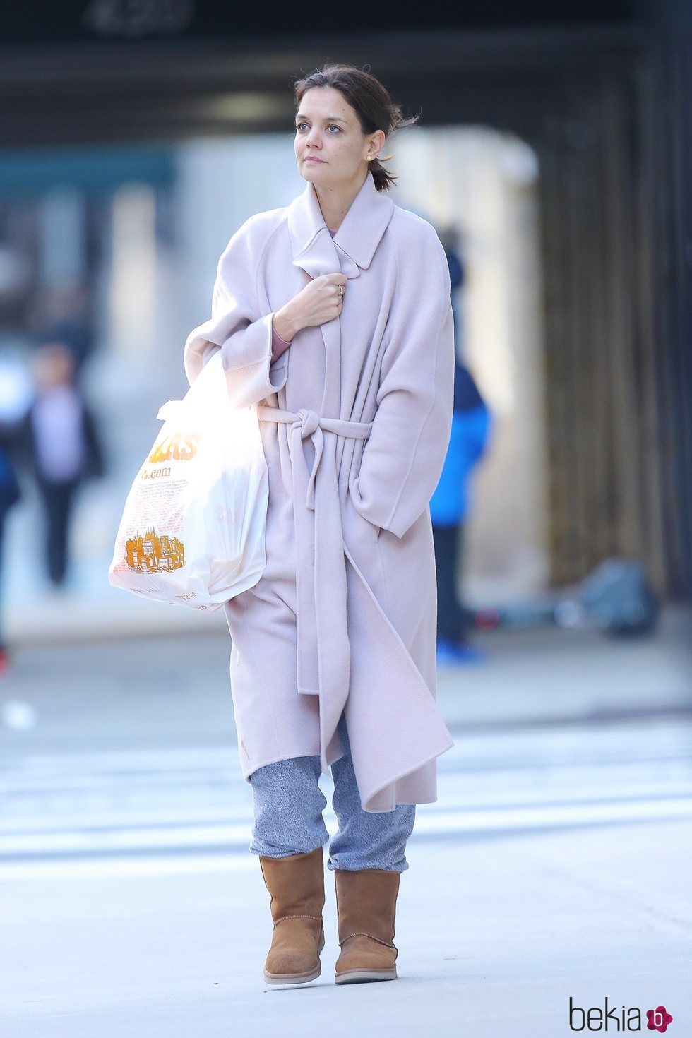 Katie Holmes pasea con un abrigo de paño en Nueva York
