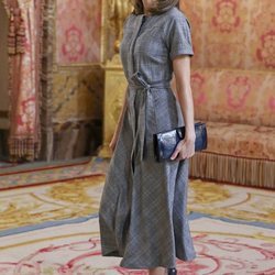 La Reina Letizia lució un vestido gris en el encuentro con la Fundación Princesa de Girona