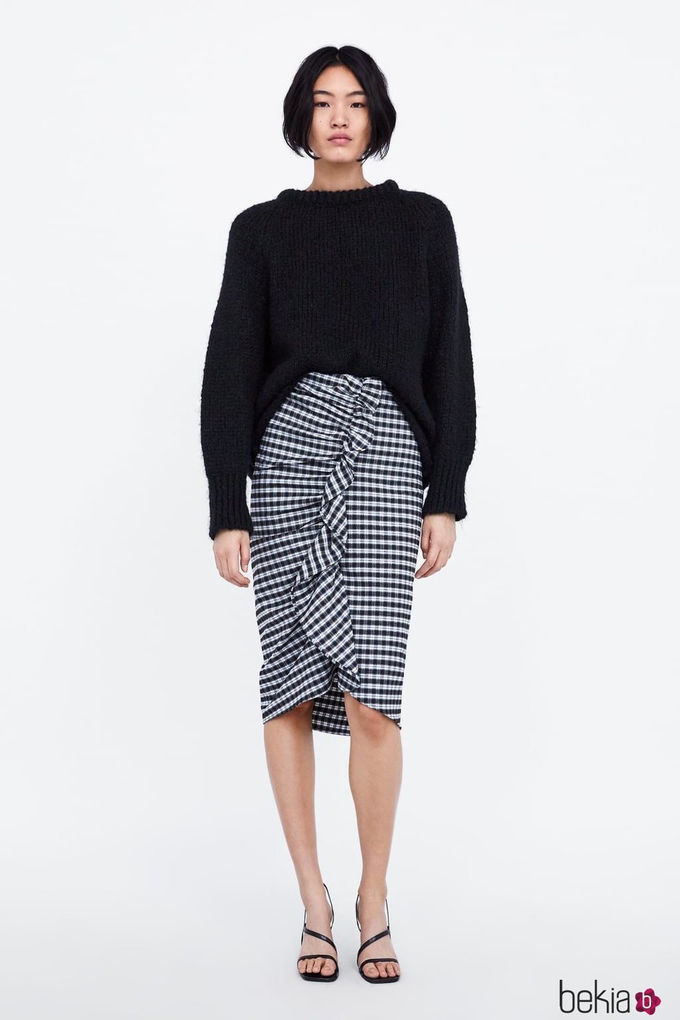 Modelo con una falda de cuadros de la nueva colección de Zara 2018