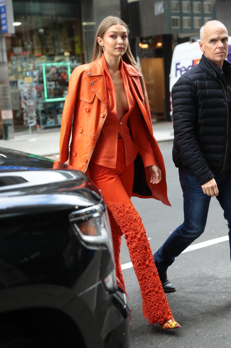 Gigi Hadid luce un total look naranja neón por las calles de Nueva York