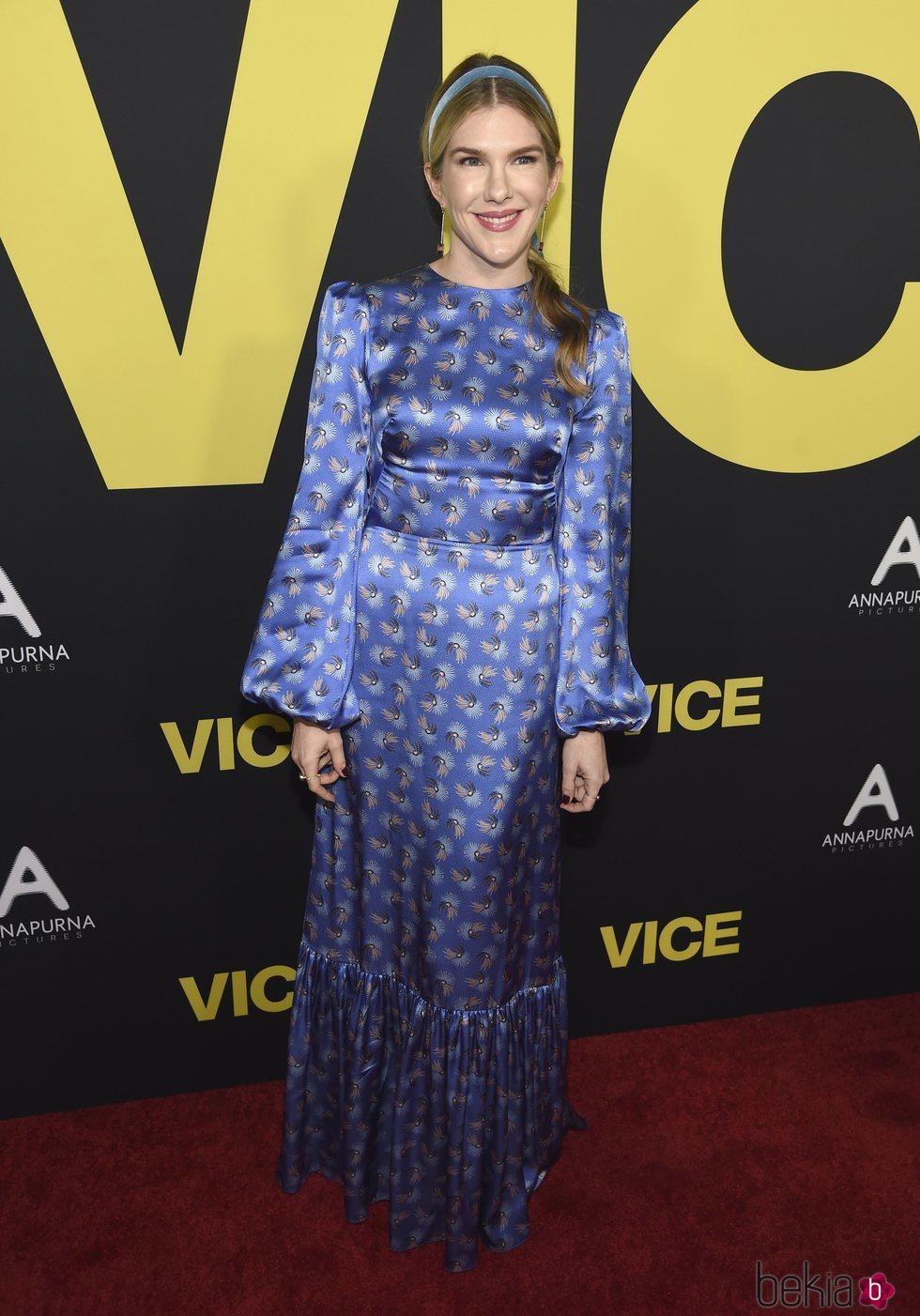 Lily Rabe posa con un vestido azul de satén en la premiere de 'Vice'