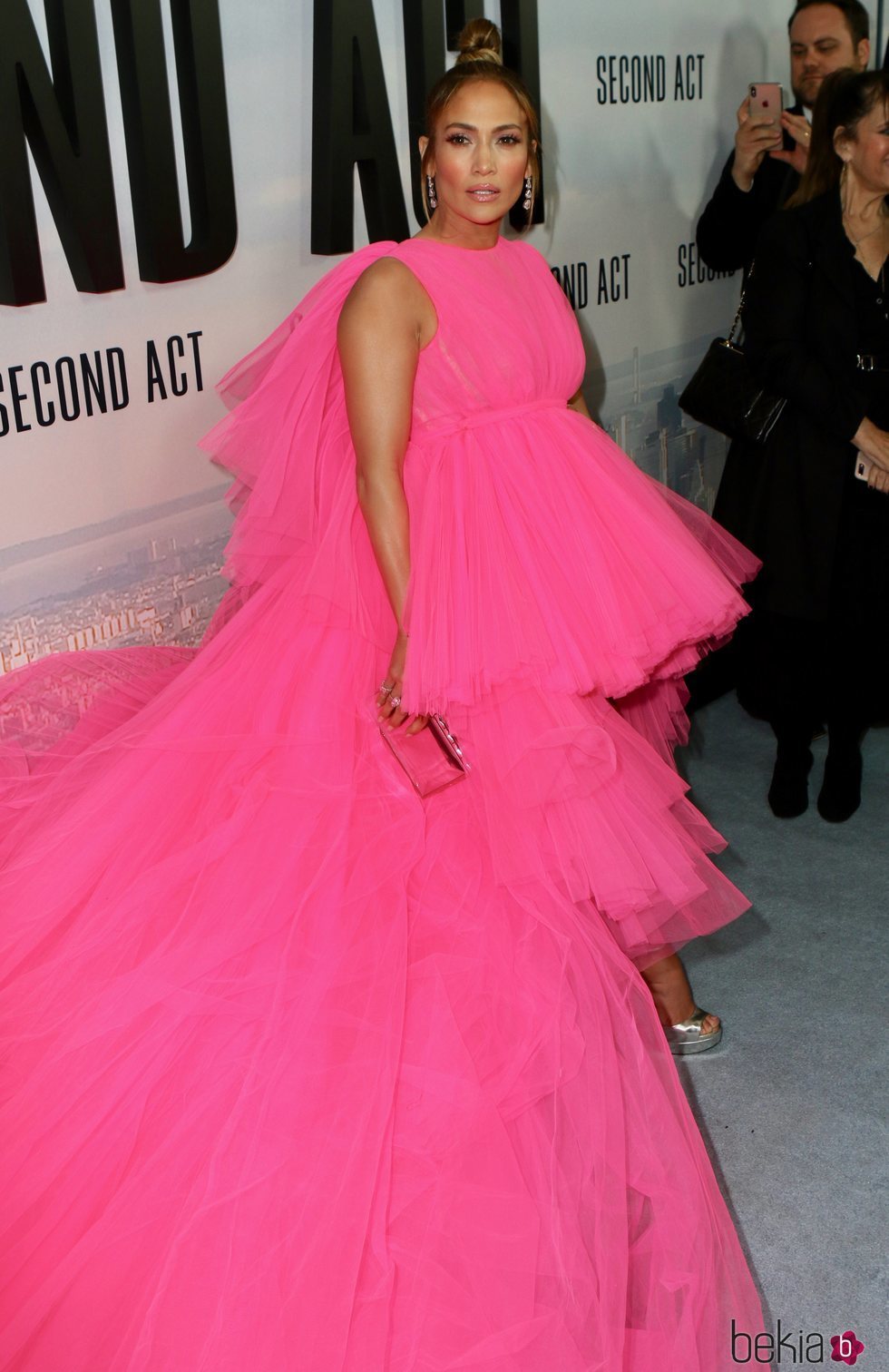 Jennifer Lopez posa con un vestido rosa pomposo en la premiere de 'Second Act'