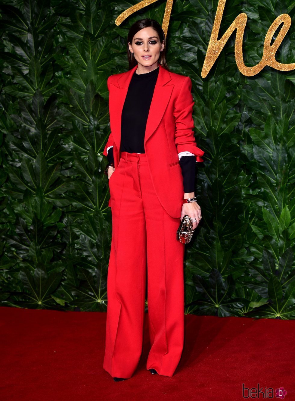 Olivia Palermo posa en los British Fashion Awards 2018 con un traje rojo