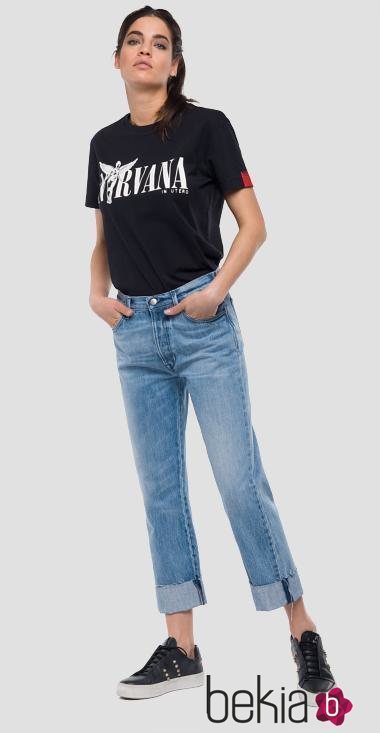 Camiseta negra con el logo de Nirvana de la colección cápsula de Replay 2018
