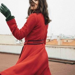 Ana Rujas posando con el abrigo rojo de Mary Poopins por El Ganso 2018
