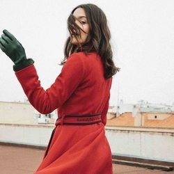 Ana Rujas posando con el abrigo rojo de Mary Poopins por El Ganso 2018