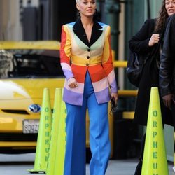 Katy Perry lució un traje multicolor a su llegada a los 'American Idol'