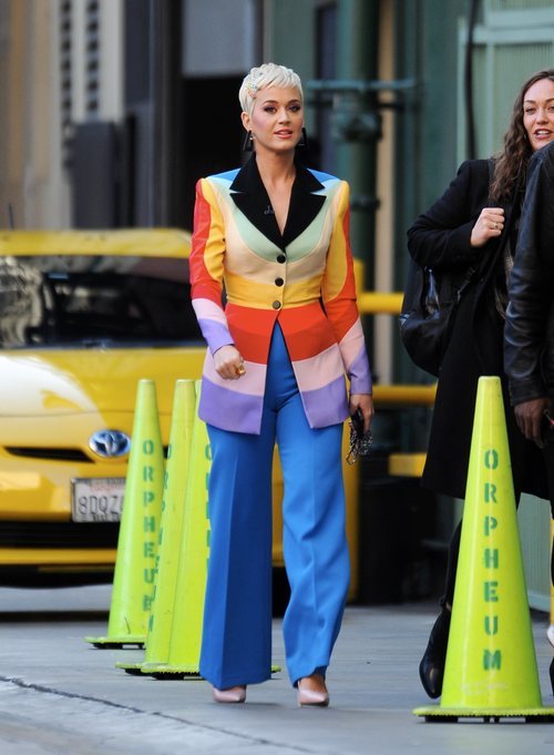 Katy Perry lució un traje multicolor a su llegada a los 'American Idol'