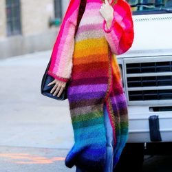 Katie Holmes pasea con un abrigo multicolor en Nueva York