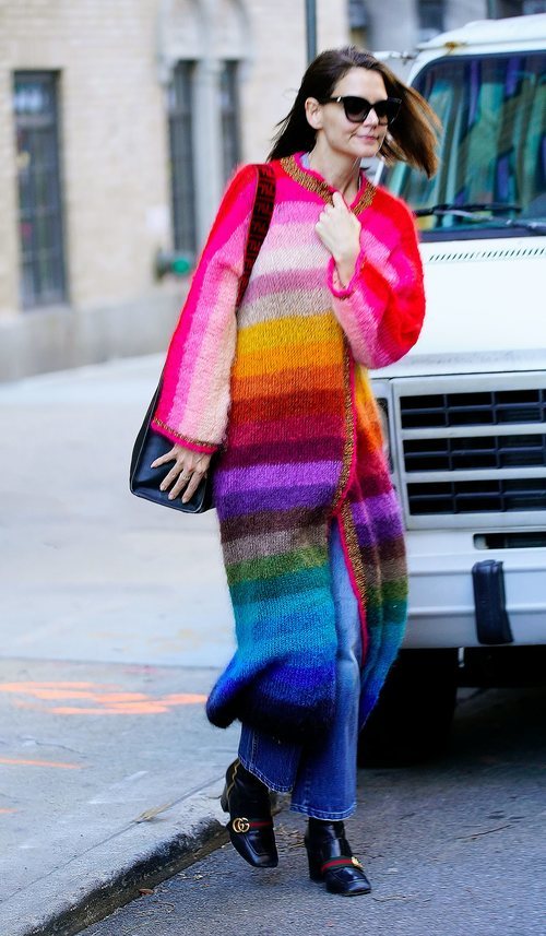 Katie Holmes pasea con un abrigo multicolor en Nueva York