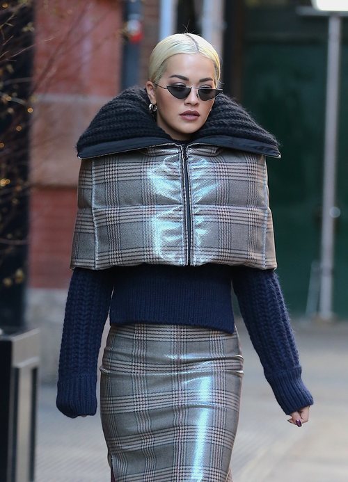 Rita Ora apuesta por un look a cuadros muy abrigado