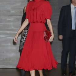 La Reina Letizia elige un total look red para los Premios Nacionales de la Industria de la Moda