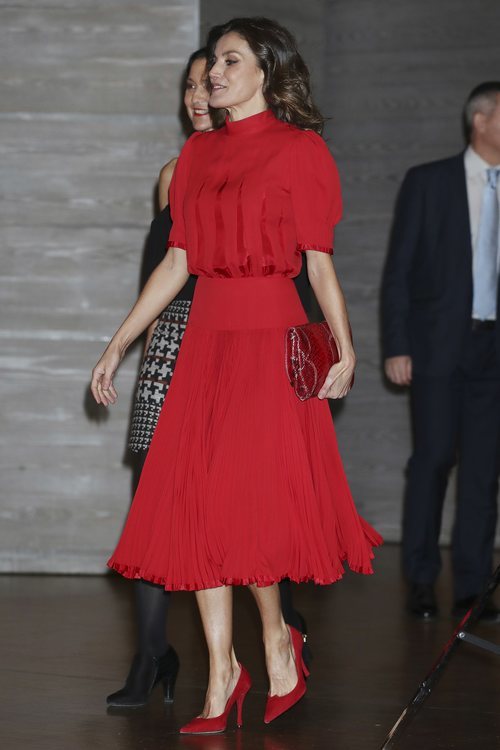 La Reina Letizia elige un total look red para los Premios Nacionales de la Industria de la Moda