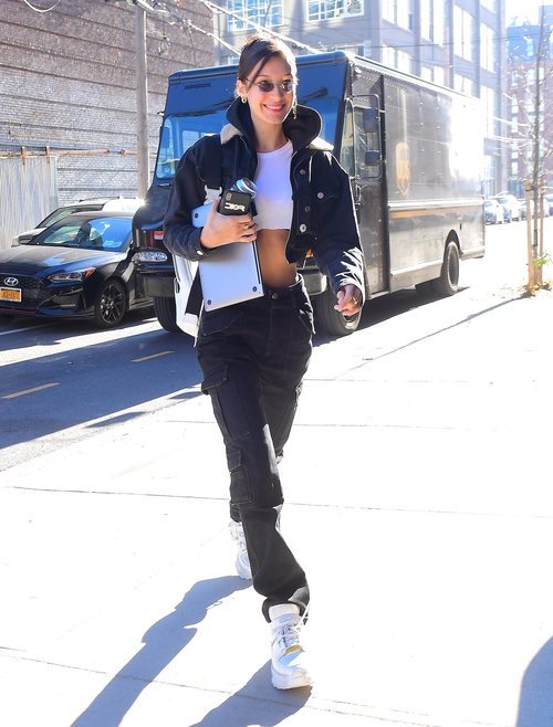 Bella Hadid pasea con un look muy casual por Nueva York