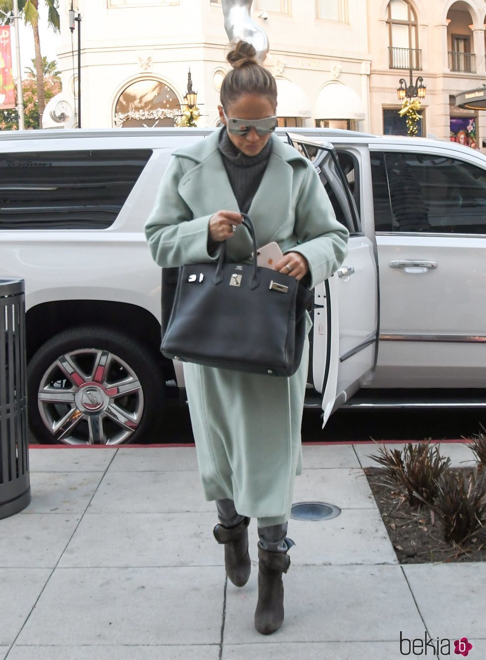 Jennifer Lopez apuesta por un abrigo de paño en color pastel