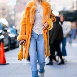 Bella Hadid con un abrigo amarillo por la calles de Nueva York