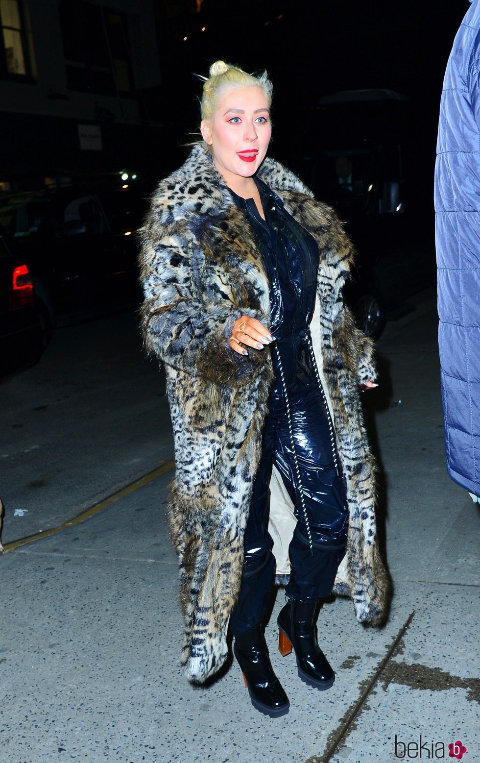 Christina Aguilera con un abrigo animal print y un total look de piel