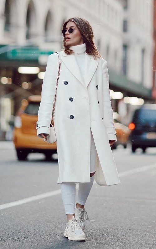 Dulceida con un total white look paseando por Nueva York