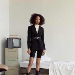 Modelo con un conjunto 'total black' de la nueva colección de Mango 2019