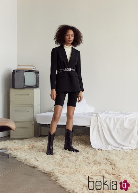 Modelo con un conjunto 'total black' de la nueva colección de Mango 2019