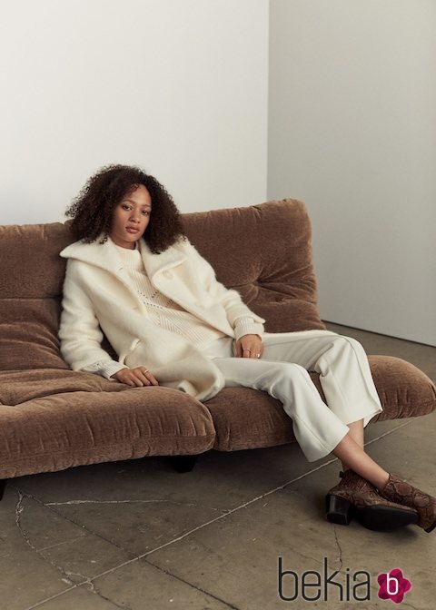 Modelo con un conjunto 'total white' de la nueva colección de Mango 2019
