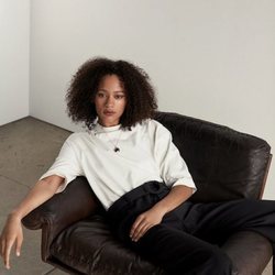 Modelo con un conjunto en color blanco y negro de la nueva colección de Mango 2019