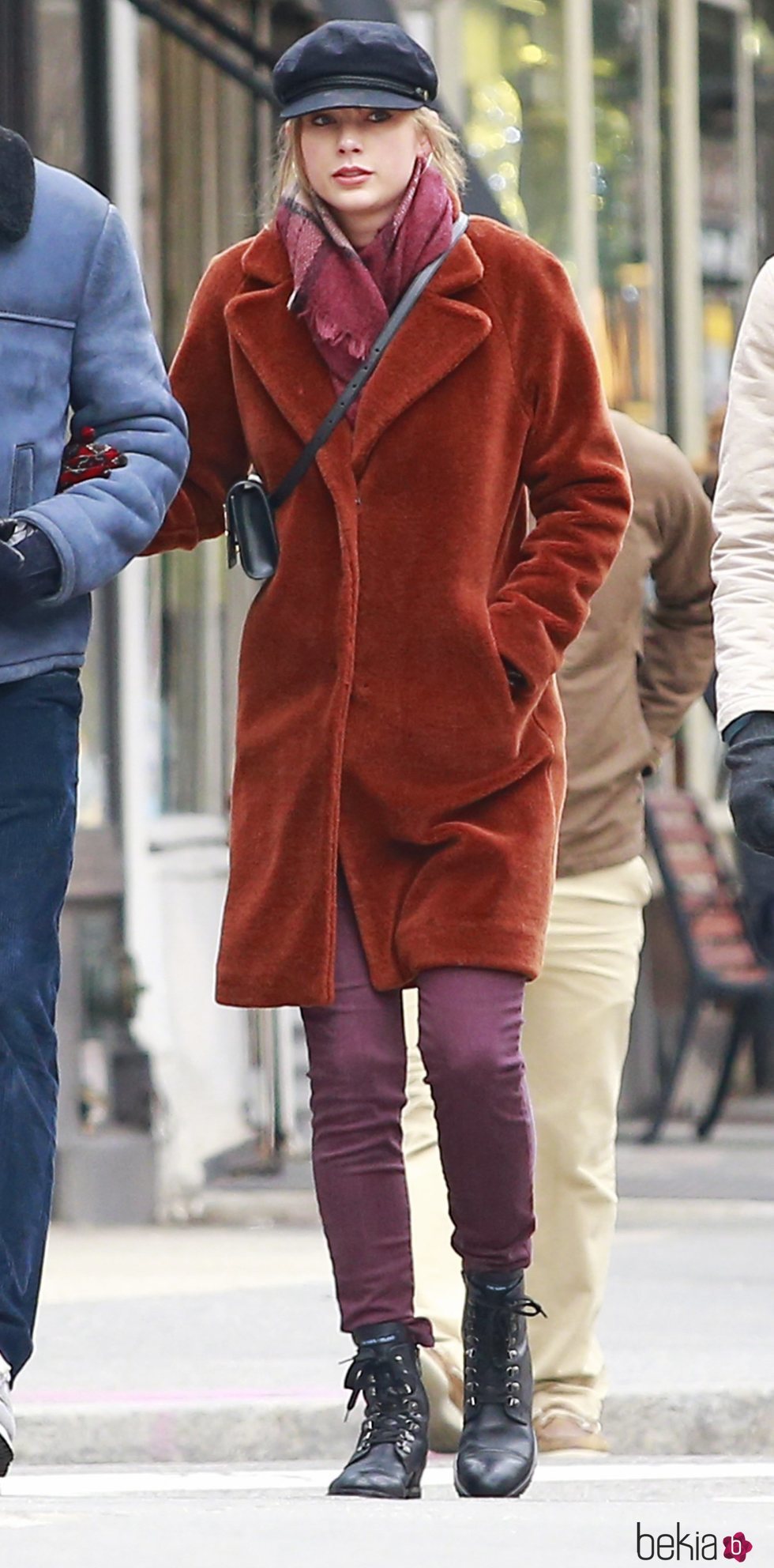 Taylor Swift paseando por Nueva York con un look un tanto desaliñado