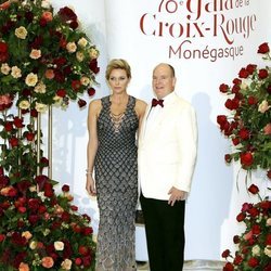 Los Príncipes Alberto y Charlene de Mónaco en el Baile de la Cruz Roja 2018
