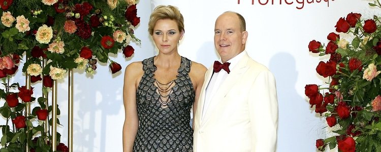 Los Príncipes Alberto y Charlene de Mónaco en el Baile de la Cruz Roja 2018
