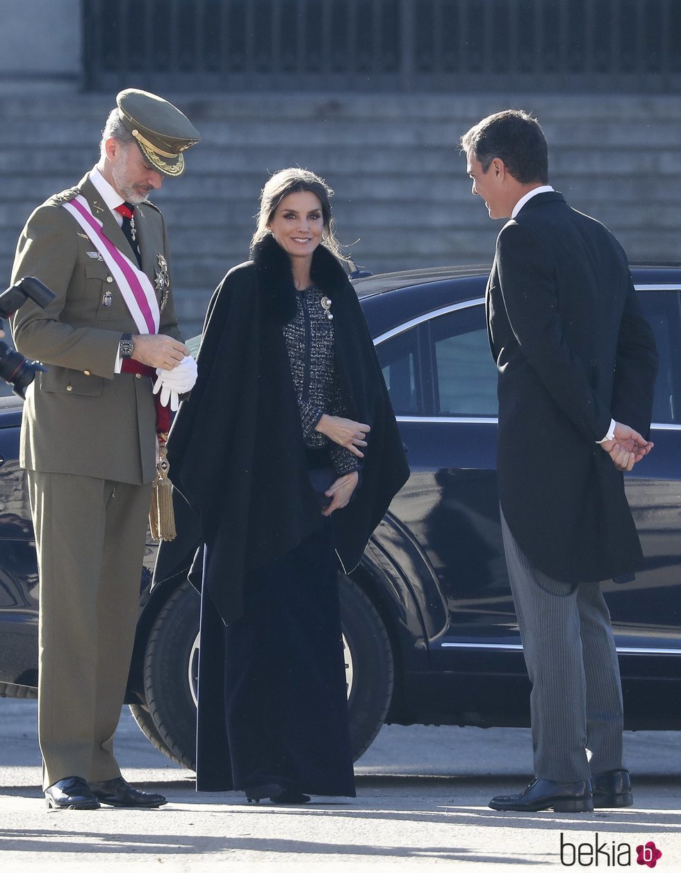 La Reina Letizia cubierta con una capa oscura durante la Pascua Militar 2019
