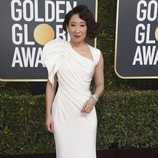 Sandra Oh con un vestido blanco de Versace en la alfombra roja de los Globos de Oro 2019