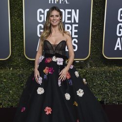 Heidi Klum con un vestido negro con flores de Monique Lhuillier en los Globos de Oro 2019