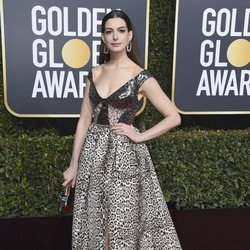Anne Hathaway con un vestido de Elie Saab en la alfombra roja de los Globos de Oro 2019
