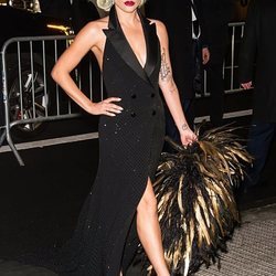 Lady Gaga con un vestido estilo smoking de Ralph Lauren