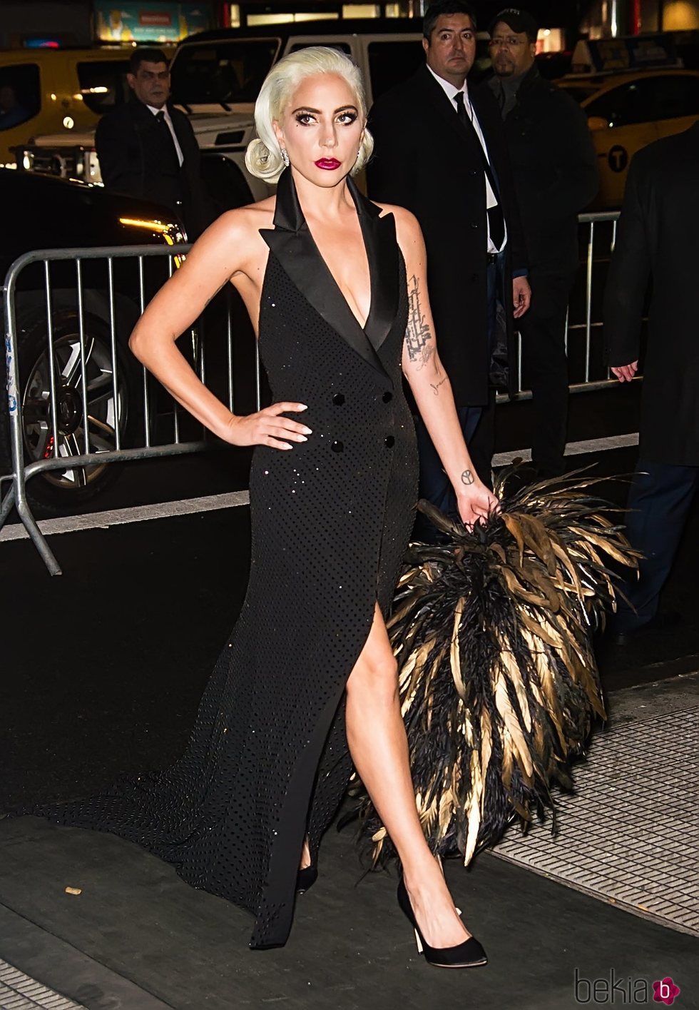 Lady Gaga con un vestido estilo smoking de Ralph Lauren