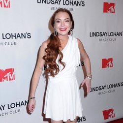 Lindsay Lohan con un look anticuado en el estreno de su serie en MTV
