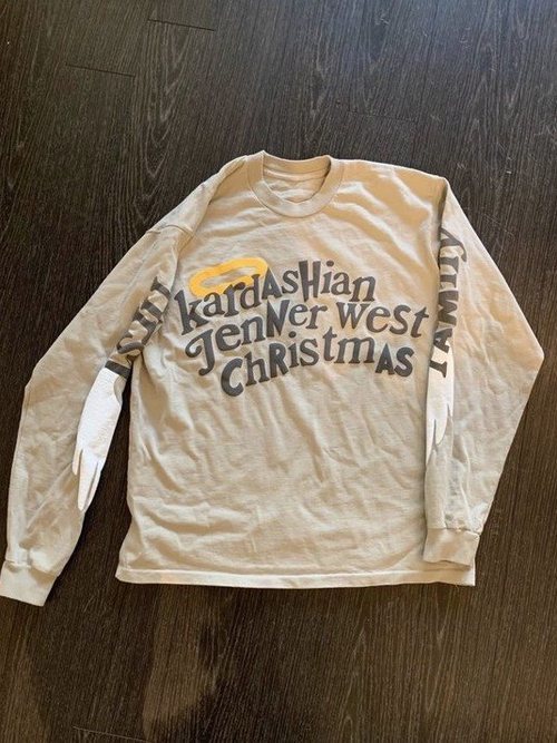 Camiseta que Kim Kardashian regaló a sus invitados en la fiesta de Navidad 2018