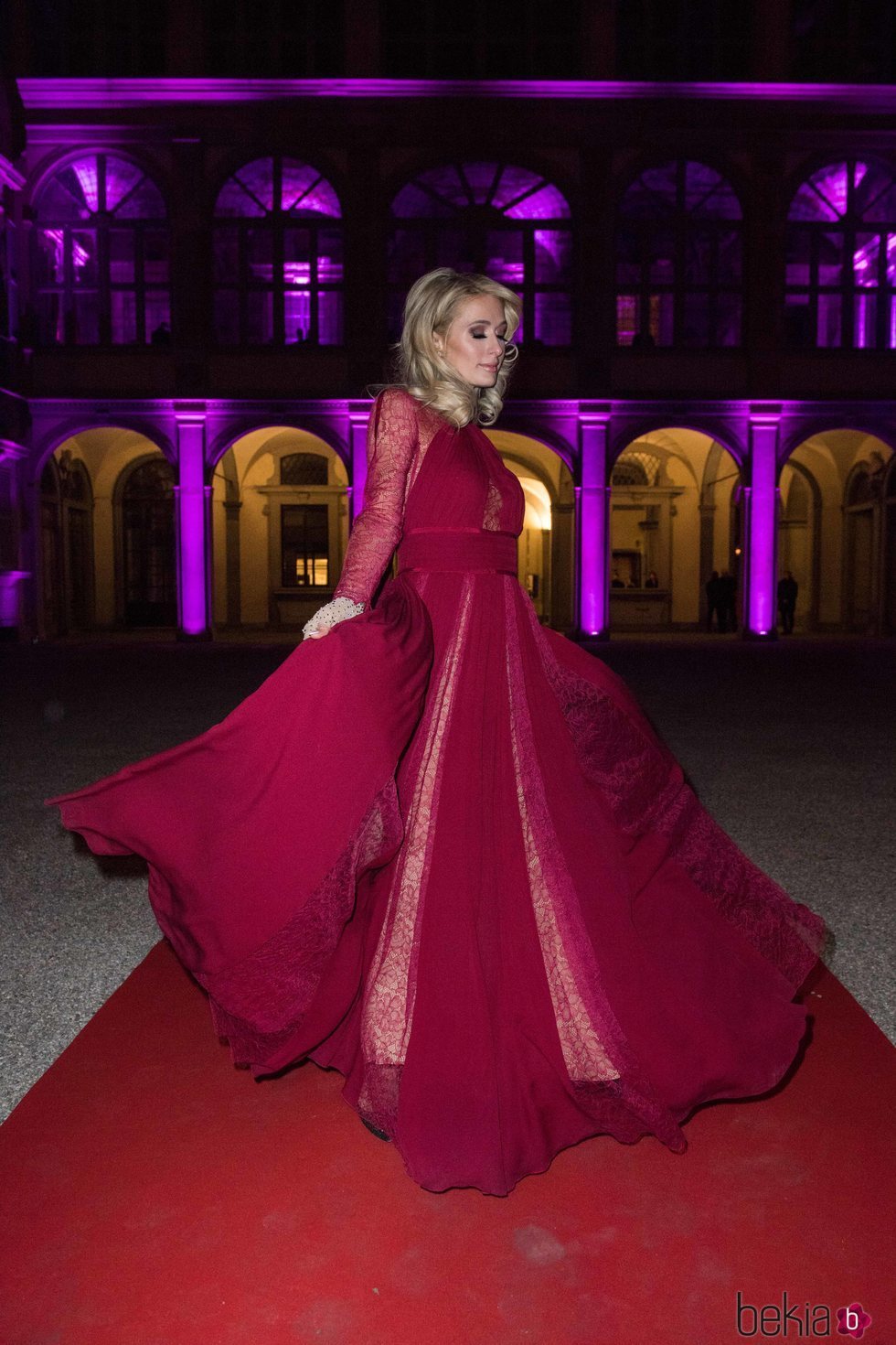 Paris Hilnton un vestido largo burdeos en la 95 Pitty Uommo de Florencia 2019