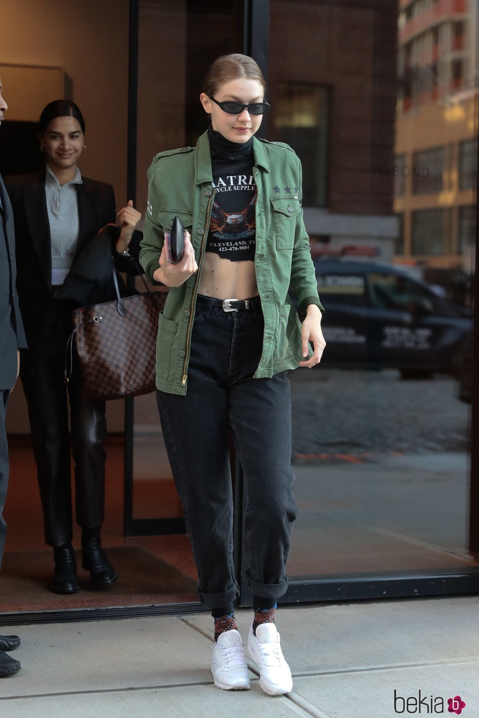 Gigi Hadid con un look de estilo militar en Nueva York