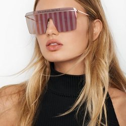 Modelo luciendo unas gafas de Victoria's Secret  y Marcolin efecto espejo 2019