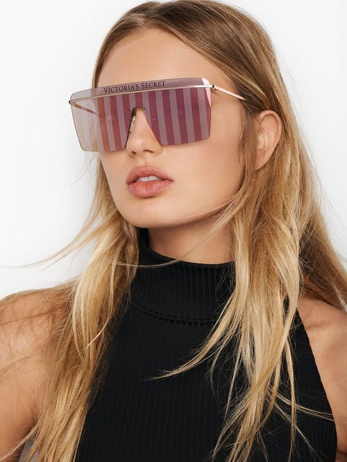 Modelo luciendo unas gafas de Victoria's Secret  y Marcolin efecto espejo 2019