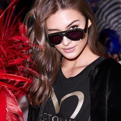 Modelo con unas gafas de sol negras con brillantes de Victoria's Secret y Marcolin 2019