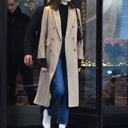 Kaia Gerber con un look discreto para pasear por Milán durante la Semana de la Moda