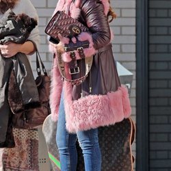 Paula Echevarría con un abrigo un tanto estridente en color rosa y burdeos
