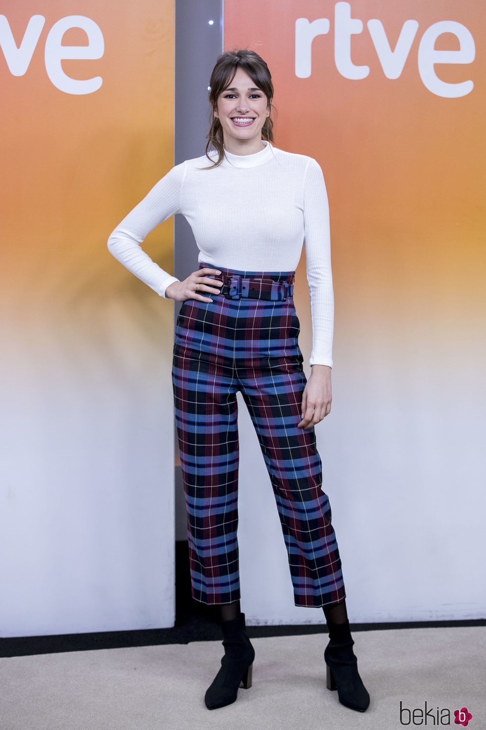 Ariana Martínez luciendo un pantalón de cuadros grandes en la presentación de 'Derecho a soñar'