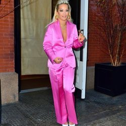 Rita Ora con un traje pantalón fucsia por las calles de Nueva York
