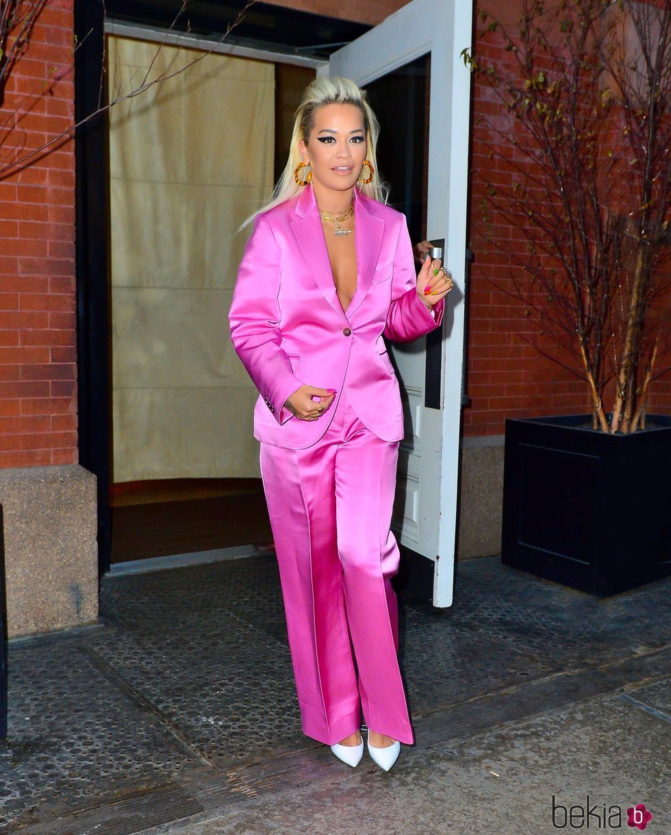 Rita Ora con un traje pantalón fucsia por las calles de Nueva York